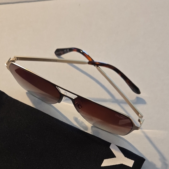 Quay Backstage Pass Sunglasses - Picture 5 of 6